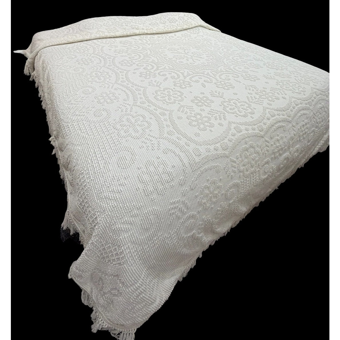 Vintage Candlewick Bedspread Concord Mills White Full Size 92 x 106 Fringe – main view