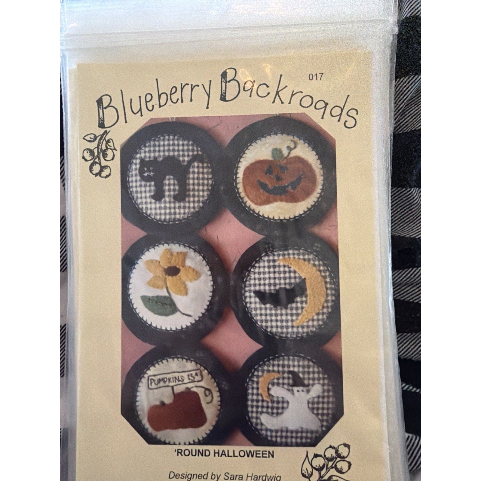 Blueberry Backroads Round Halloween Wool Applique Pattern 017