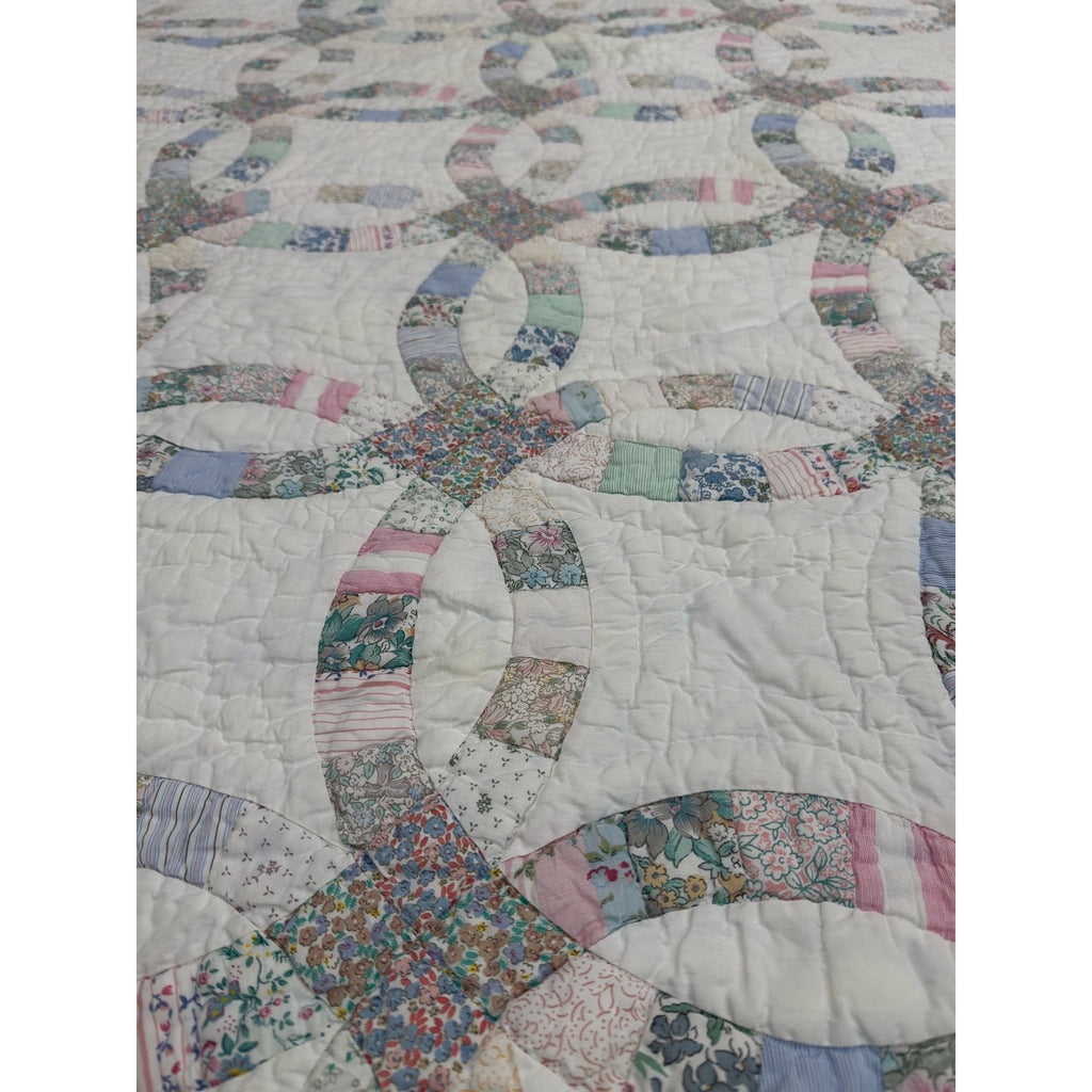 Antique Double Wedding Ring Quilt – Hand Pieced & Hand Quilted – 87 x 84 – Scalloped Edge – Pastel Feedsack Cotton – Queen/Full Bedspread