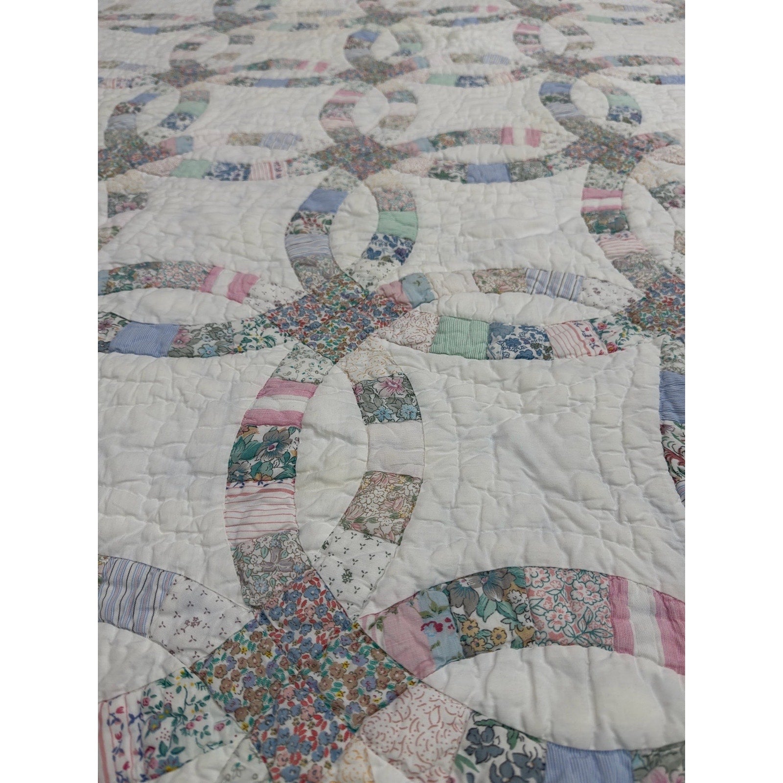 Antique Double Wedding Ring Quilt – Hand Pieced & Hand Quilted – 87 x 84 – Scalloped Edge – Pastel Feedsack Cotton – Queen/Full Bedspread