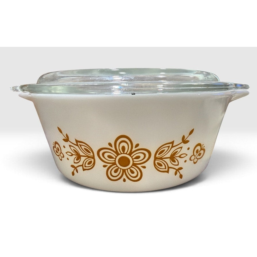 Vintage Pyrex Butterfly Gold 472-B Casserole Dish with Lid 750 mL 1970s – main view