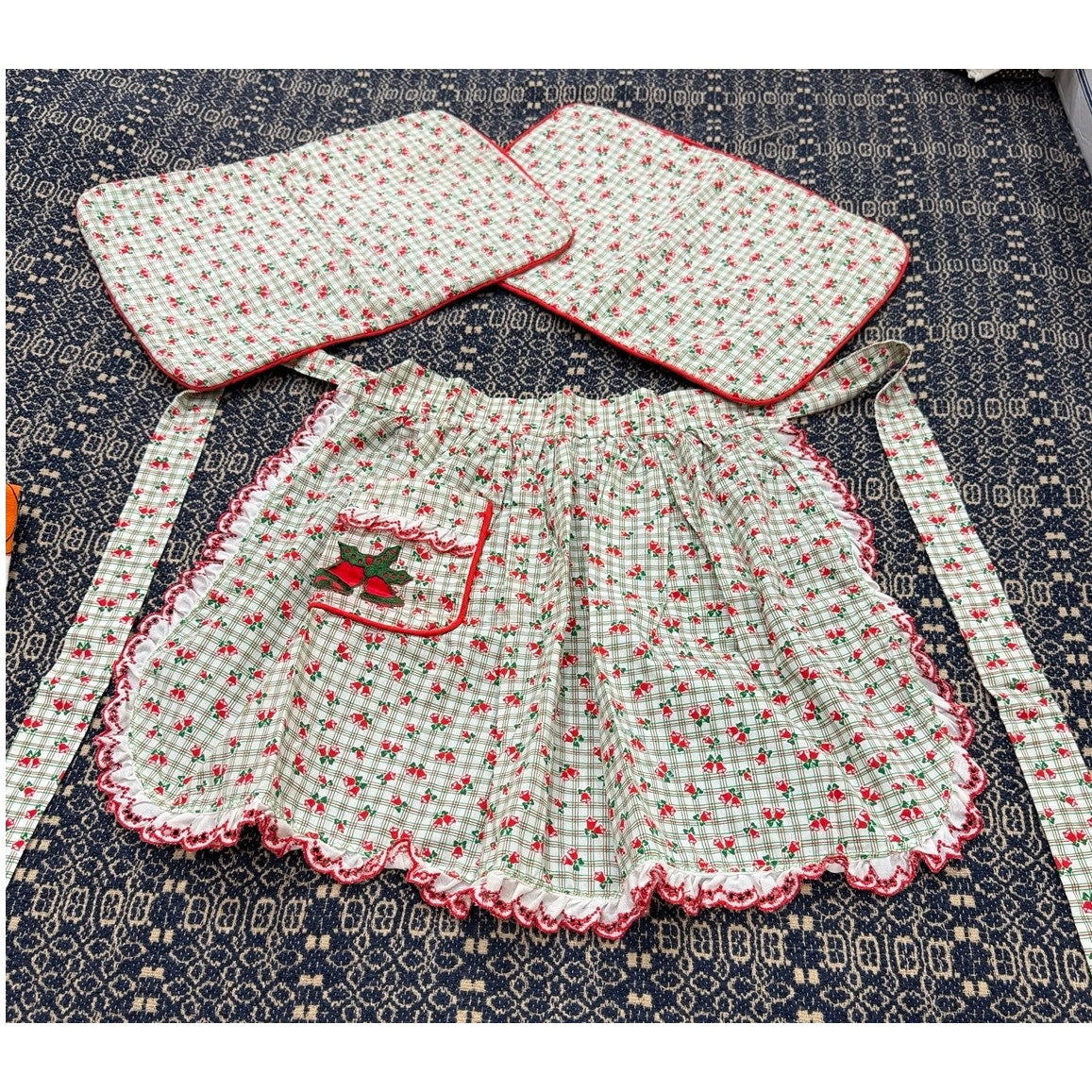 Vintage Christmas Full Apron Bell Appliqué with Matching Placemats – additional view 2