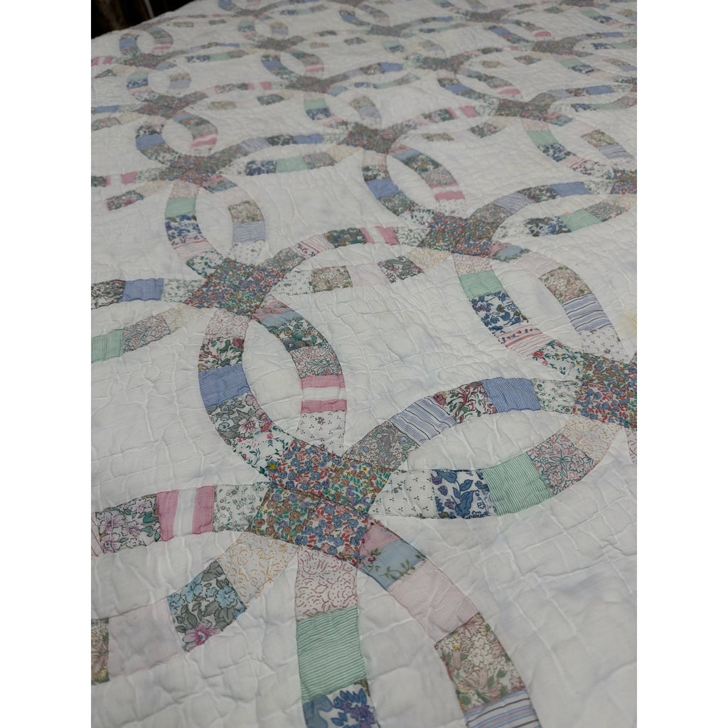Antique Double Wedding Ring Quilt – Hand Pieced & Hand Quilted – 87 x 84 – Scalloped Edge – Pastel Feedsack Cotton – Queen/Full Bedspread