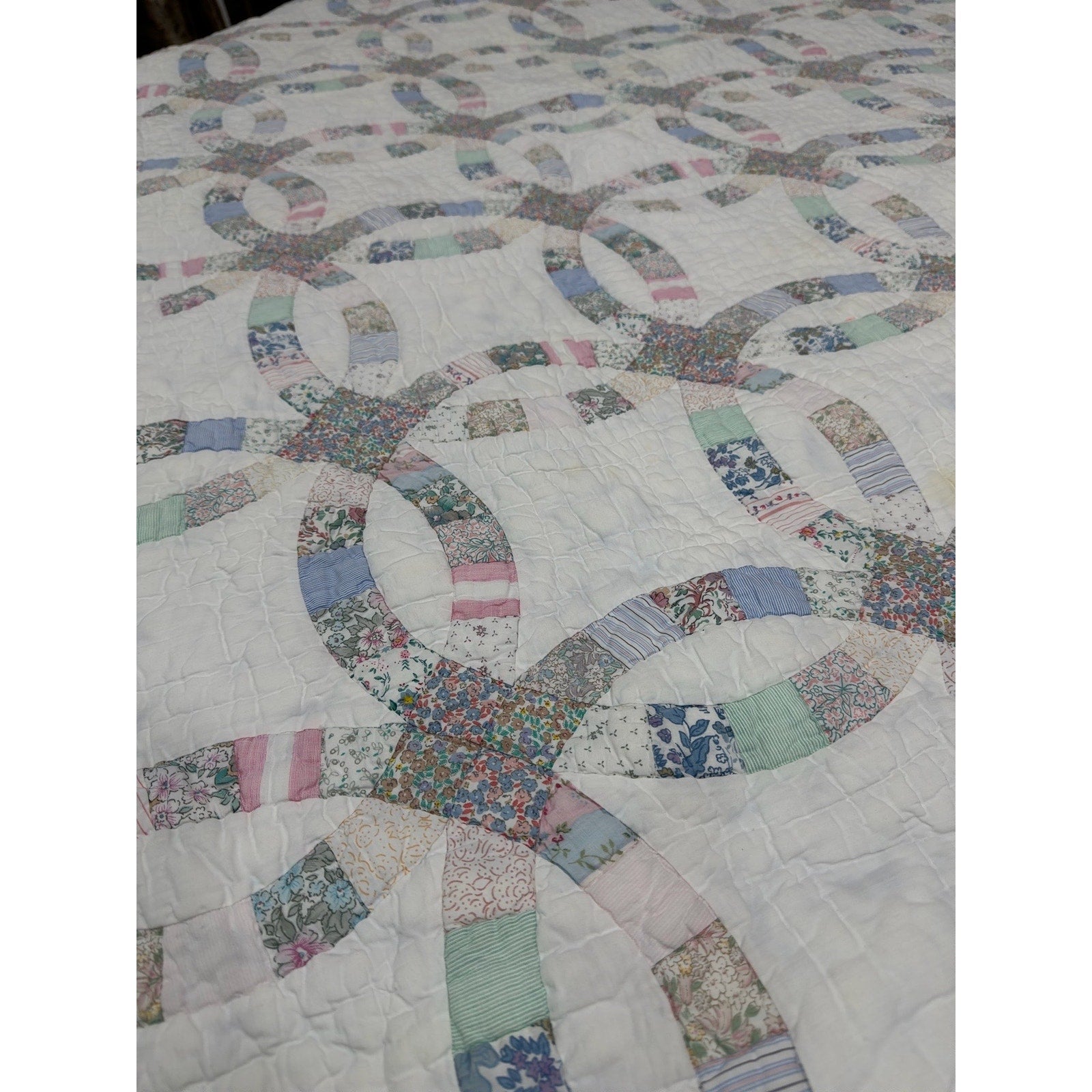 Antique Double Wedding Ring Quilt – Hand Pieced & Hand Quilted – 87 x 84 – Scalloped Edge – Pastel Feedsack Cotton – Queen/Full Bedspread