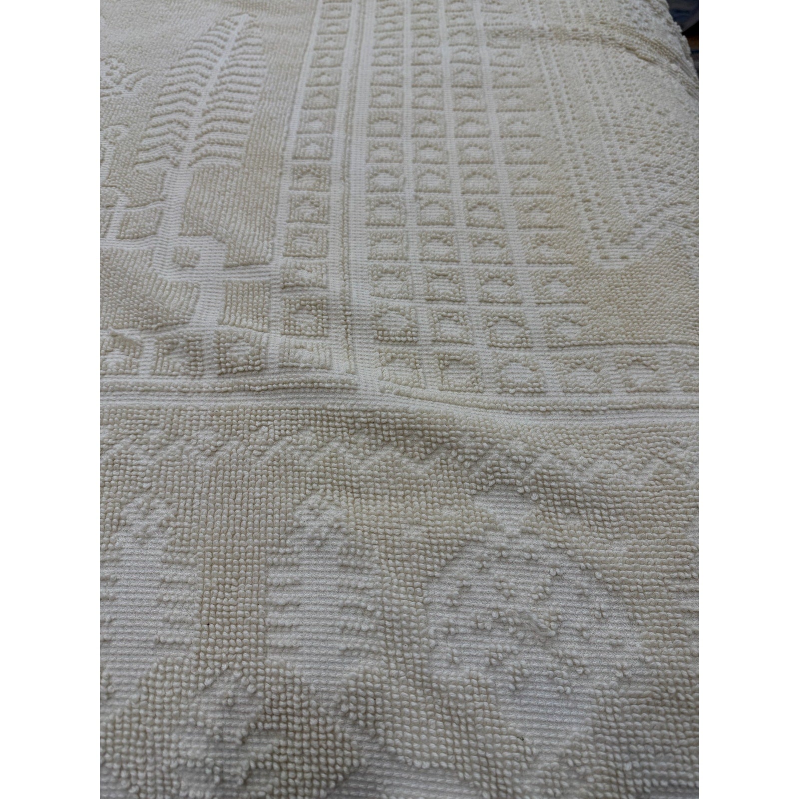 Vintage Sears Ivory Chenille Bedspread King 100x122 Cotton Fringe Medallion