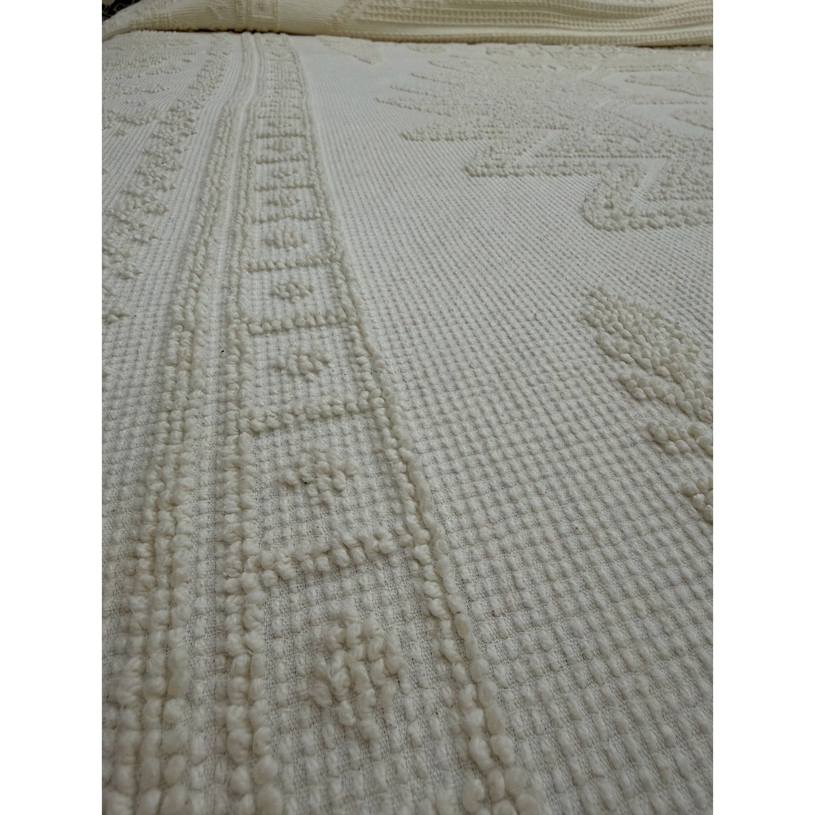 Vintage Sears Ivory Chenille Bedspread King 100x122 Cotton Fringe Medallion