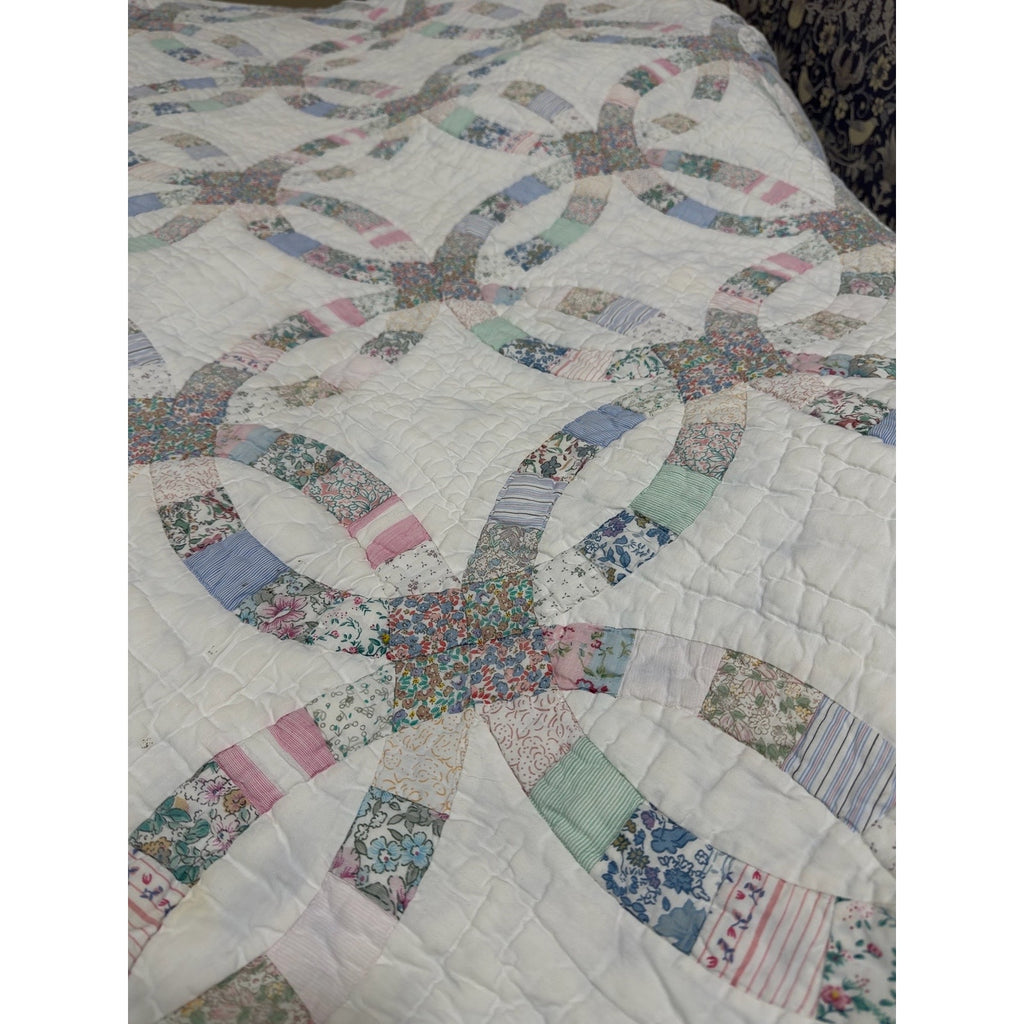 Antique Double Wedding Ring Quilt – Hand Pieced & Hand Quilted – 87 x 84 – Scalloped Edge – Pastel Feedsack Cotton – Queen/Full Bedspread