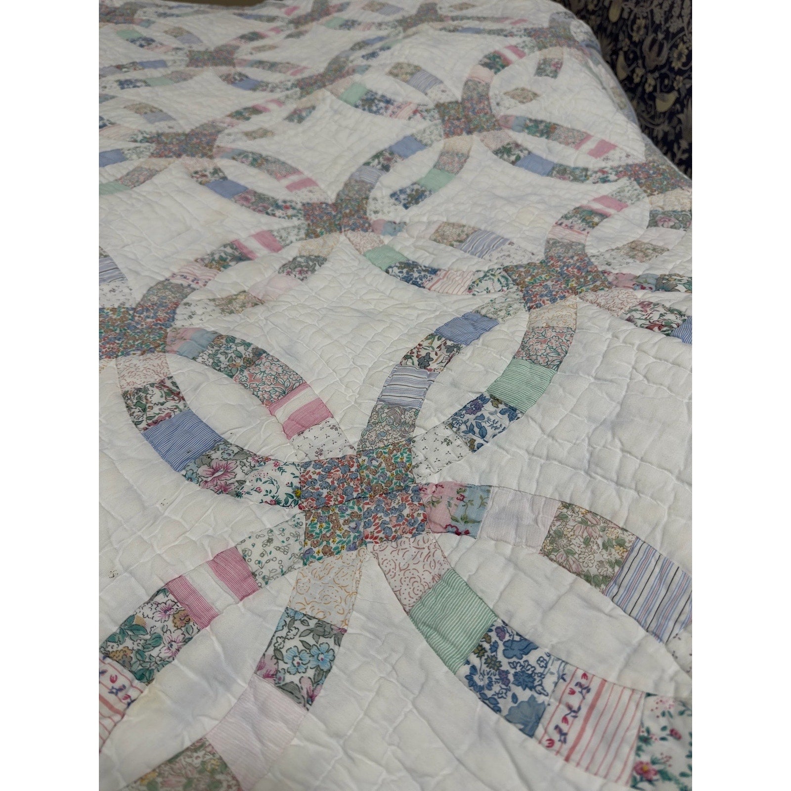 Antique Double Wedding Ring Quilt – Hand Pieced & Hand Quilted – 87 x 84 – Scalloped Edge – Pastel Feedsack Cotton – Queen/Full Bedspread