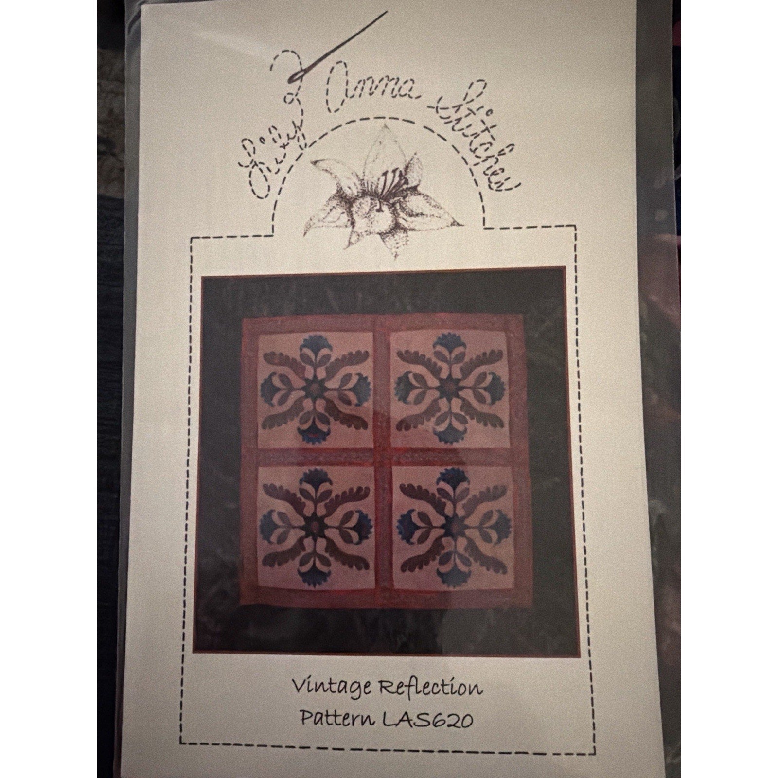 Lily Anna Stitches Vintage Reflection LAS620 Wool Applique Pattern