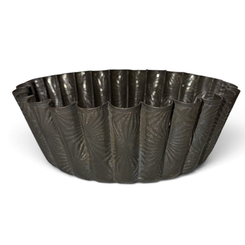 Vintage Fluted Metal Baking Pan Deep Embossed Starburst Pattern 8 Inch