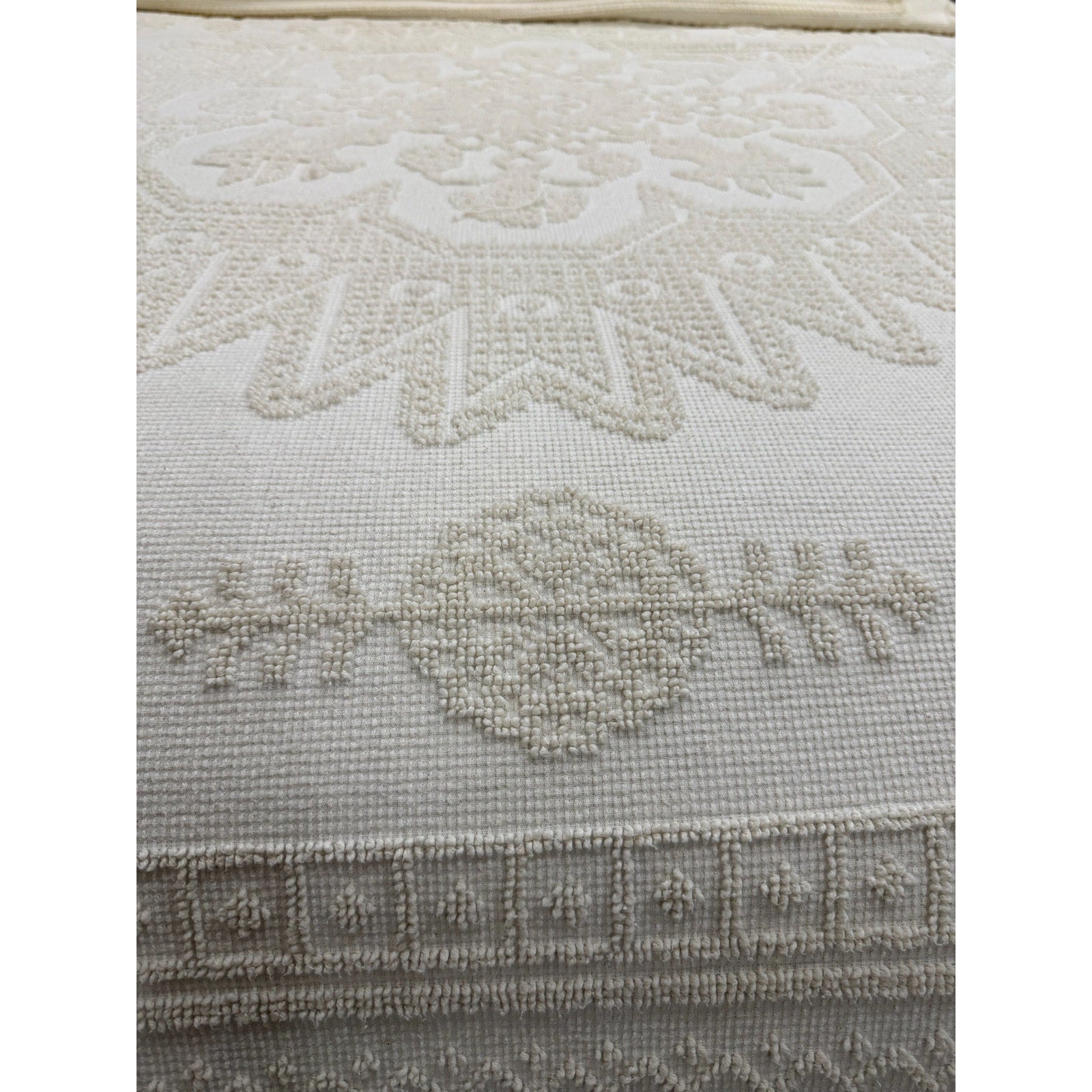 Vintage Sears Ivory Chenille Bedspread King 100x122 Cotton Fringe Medallion
